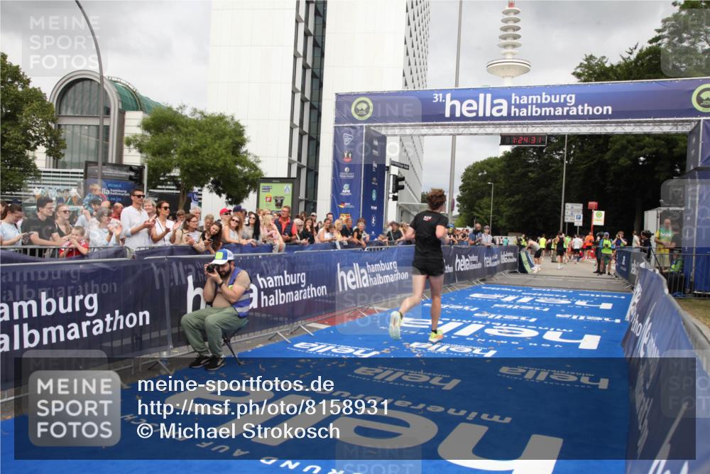 29.06.2025 - hella hamburg halbmarathon Michael Strokosch http://msf.ph/oto/8158931 29.06.2025 10:24:35 Ziel 7855 meine-sportfotos.de
