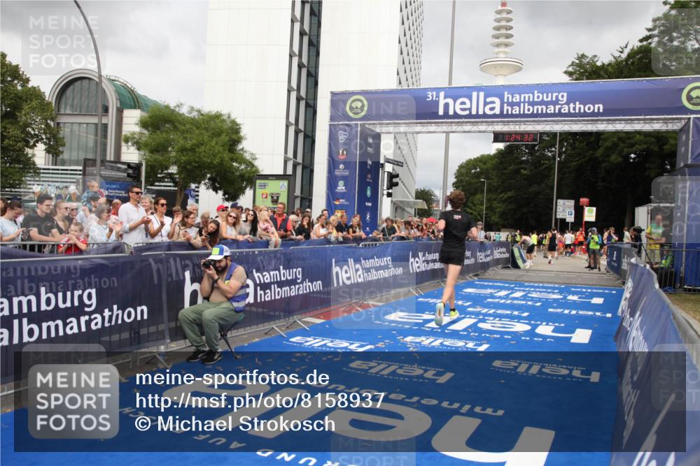 29.06.2025 - hella hamburg halbmarathon Michael Strokosch http://msf.ph/oto/8158937 29.06.2025 10:24:35 Ziel 7855 meine-sportfotos.de