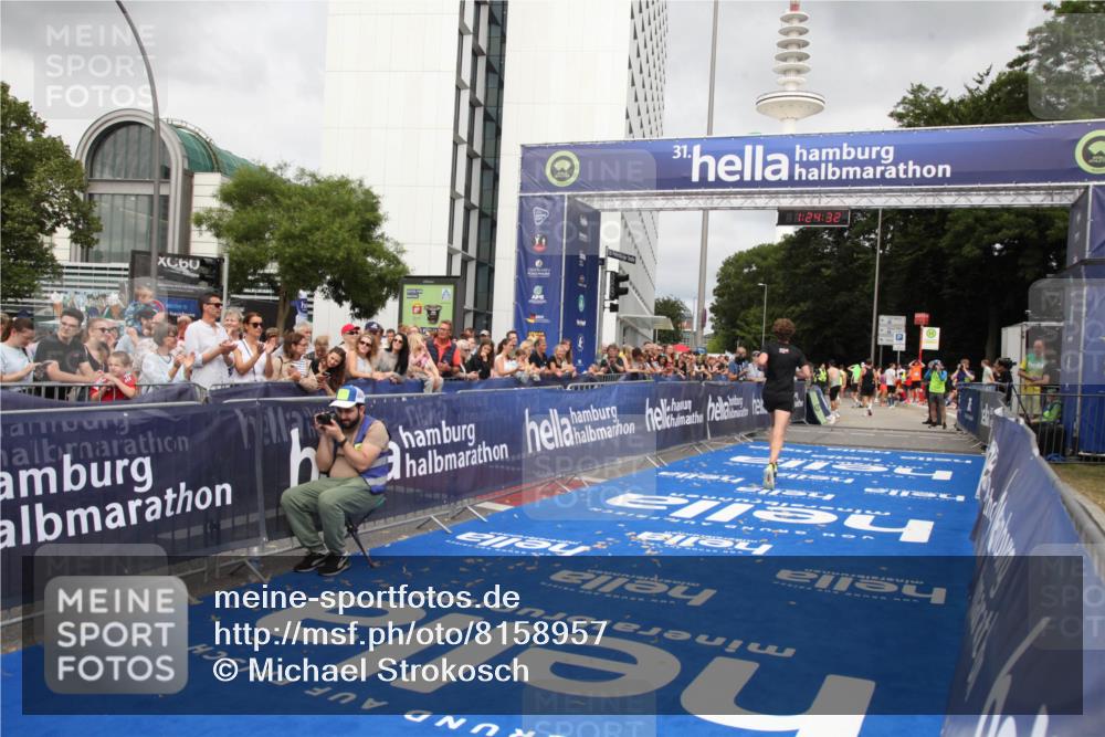 29.06.2025 - hella hamburg halbmarathon Michael Strokosch http://msf.ph/oto/8158957 29.06.2025 10:24:36 Ziel 7855, 14506 meine-sportfotos.de