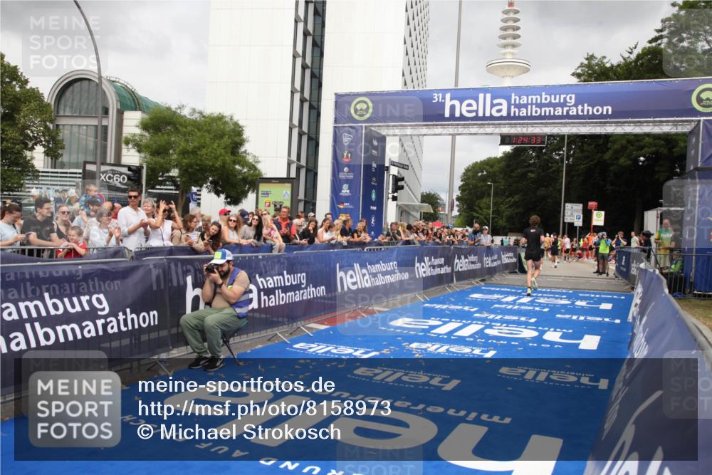 29.06.2025 - hella hamburg halbmarathon Michael Strokosch http://msf.ph/oto/8158973 29.06.2025 10:24:37 Ziel 7855, 14506 meine-sportfotos.de