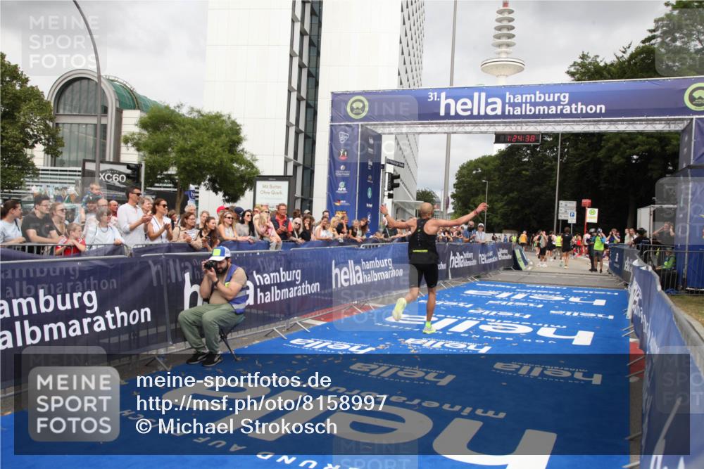 29.06.2025 - hella hamburg halbmarathon Michael Strokosch http://msf.ph/oto/8158997 29.06.2025 10:24:41 Ziel 2892, 14506 meine-sportfotos.de