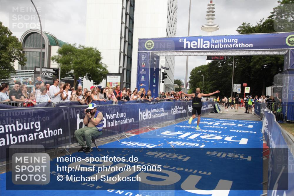 29.06.2025 - hella hamburg halbmarathon Michael Strokosch http://msf.ph/oto/8159005 29.06.2025 10:24:42 Ziel 2892, 14506 meine-sportfotos.de
