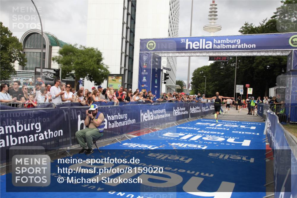 29.06.2025 - hella hamburg halbmarathon Michael Strokosch http://msf.ph/oto/8159020 29.06.2025 10:24:43 Ziel 2892, 14506 meine-sportfotos.de