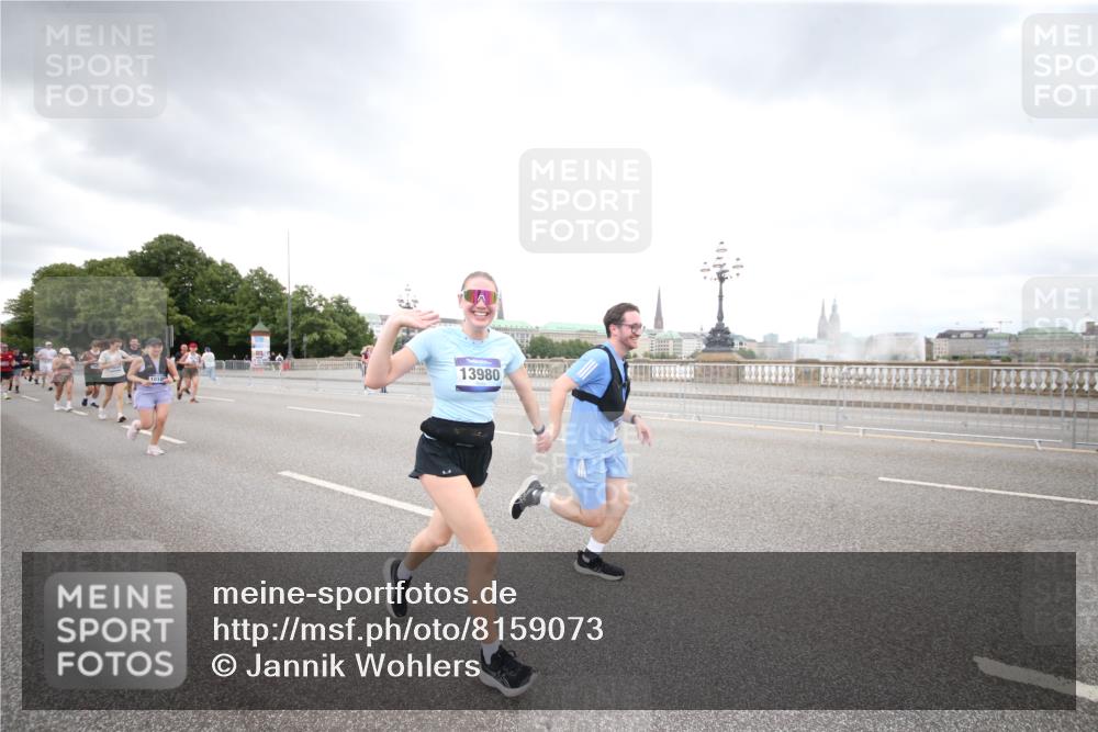 29.06.2025 - hella hamburg halbmarathon Jannik Wohlers http://msf.ph/oto/8159073 29.06.2025 10:54:37 Lombardsbrücke 1013, 2090, 2452, 3002, 3274, 4191, 4192, 5392, 5727, 6395, 6396, 6839, 6944, 7238, 9596, 10109, 10686, 11737, 11788, 11908, 12147, 12148, 12240, 13548, 13944, 13945, 13979, 13980, 14515, 14651, 14752, 15782, 16057, 16432, 16433, 16637, 16664, 16665, 17090, 18372 meine-sportfotos.de
