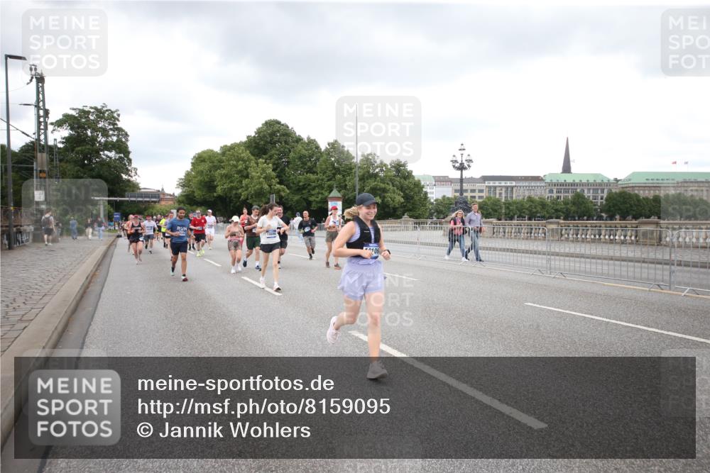 29.06.2025 - hella hamburg halbmarathon Jannik Wohlers http://msf.ph/oto/8159095 29.06.2025 10:54:39 Lombardsbrücke 1013, 2090, 2452, 3002, 3274, 4191, 4192, 5392, 5727, 6395, 6396, 6839, 6944, 7238, 7766, 8403, 9596, 10109, 10458, 10686, 11737, 11788, 11908, 12147, 12148, 13548, 13979, 13980, 14515, 14651, 14752, 15581, 15782, 16057, 16432, 16433, 16637, 16664, 16665, 17090, 18372 meine-sportfotos.de
