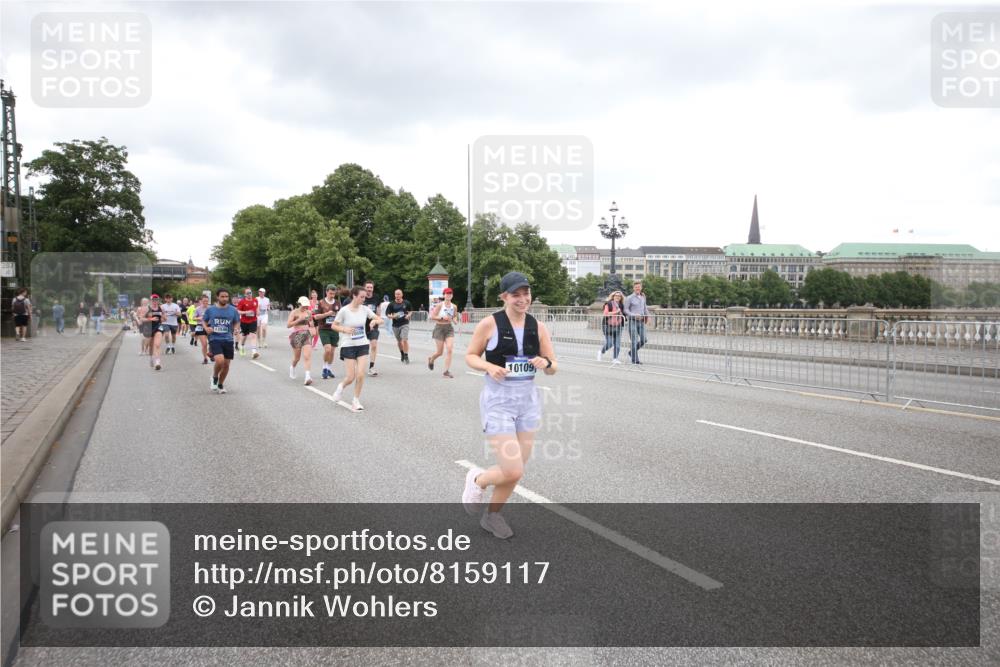 29.06.2025 - hella hamburg halbmarathon Jannik Wohlers http://msf.ph/oto/8159117 29.06.2025 10:54:39 Lombardsbrücke 1013, 2090, 2452, 3002, 3274, 4191, 4192, 5392, 5727, 6395, 6396, 6839, 6944, 7238, 7766, 8403, 9596, 10109, 10458, 10686, 11737, 11788, 11908, 12147, 12148, 13548, 13979, 13980, 14515, 14651, 14752, 15581, 15782, 16057, 16432, 16433, 16637, 16664, 16665, 17090, 18372 meine-sportfotos.de