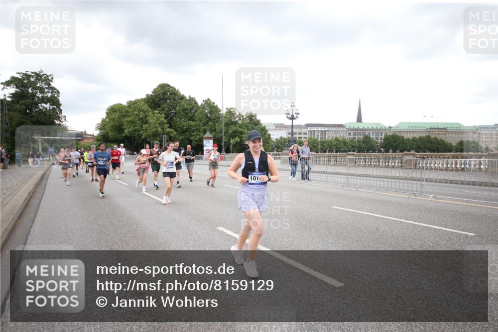 29.06.2025 - hella hamburg halbmarathon Jannik Wohlers http://msf.ph/oto/8159129 29.06.2025 10:54:39 Lombardsbrücke 1013, 2090, 2452, 3002, 3274, 4191, 4192, 5392, 5727, 6395, 6396, 6839, 6944, 7238, 7766, 8403, 9596, 10109, 10458, 10686, 11737, 11788, 11908, 12147, 12148, 13548, 13979, 13980, 14515, 14651, 14752, 15581, 15782, 16057, 16432, 16433, 16637, 16664, 16665, 17090, 18372 meine-sportfotos.de