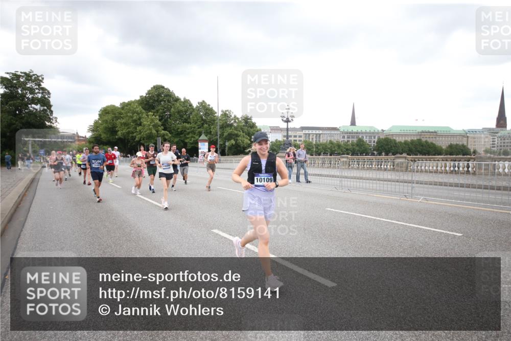 29.06.2025 - hella hamburg halbmarathon Jannik Wohlers http://msf.ph/oto/8159141 29.06.2025 10:54:39 Lombardsbrücke 1013, 2090, 2452, 3002, 3274, 4191, 4192, 5392, 5727, 6395, 6396, 6839, 6944, 7238, 7766, 8403, 9596, 10109, 10458, 10686, 11737, 11788, 11908, 12147, 12148, 13548, 13979, 13980, 14515, 14651, 14752, 15581, 15782, 16057, 16432, 16433, 16637, 16664, 16665, 17090, 18372 meine-sportfotos.de