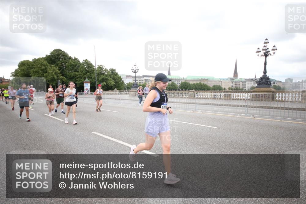 29.06.2025 - hella hamburg halbmarathon Jannik Wohlers http://msf.ph/oto/8159191 29.06.2025 10:54:39 Lombardsbrücke 1013, 2090, 2452, 3002, 3274, 4191, 4192, 5392, 5727, 6395, 6396, 6839, 6944, 7238, 7766, 8403, 9596, 10109, 10458, 10686, 11737, 11788, 11908, 12147, 12148, 13548, 13979, 13980, 14515, 14651, 14752, 15581, 15782, 16057, 16432, 16433, 16637, 16664, 16665, 17090, 18372 meine-sportfotos.de