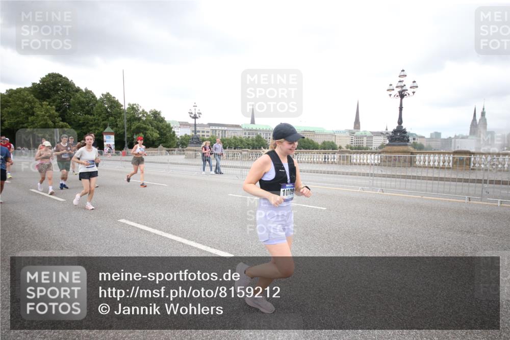 29.06.2025 - hella hamburg halbmarathon Jannik Wohlers http://msf.ph/oto/8159212 29.06.2025 10:54:39 Lombardsbrücke 1013, 2090, 2452, 3002, 3274, 4191, 4192, 5392, 5727, 6395, 6396, 6839, 6944, 7238, 7766, 8403, 9596, 10109, 10458, 10686, 11737, 11788, 11908, 12147, 12148, 13548, 13979, 13980, 14515, 14651, 14752, 15581, 15782, 16057, 16432, 16433, 16637, 16664, 16665, 17090, 18372 meine-sportfotos.de