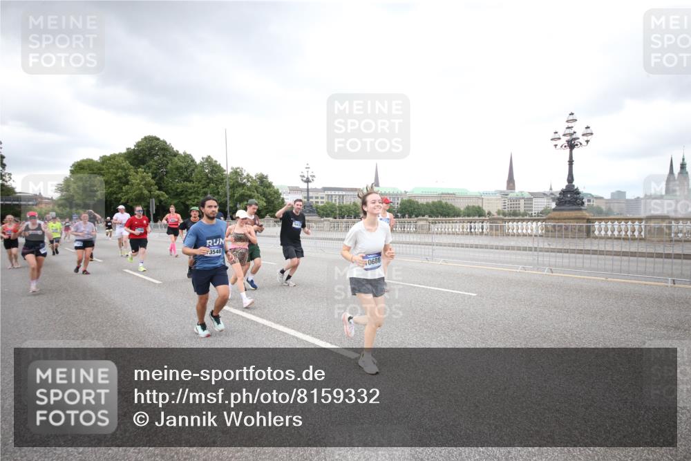29.06.2025 - hella hamburg halbmarathon Jannik Wohlers http://msf.ph/oto/8159332 29.06.2025 10:54:41 Lombardsbrücke 1013, 2090, 2452, 3002, 3274, 4039, 4191, 4192, 5392, 5727, 6395, 6396, 6839, 6944, 7219, 7238, 7766, 8403, 8519, 9596, 10109, 10458, 10686, 11737, 11788, 11908, 12147, 12148, 13548, 13979, 13980, 14515, 14651, 15581, 15782, 15843, 16057, 16432, 16433, 16637, 16664, 16665, 17090, 18372, 19199 meine-sportfotos.de