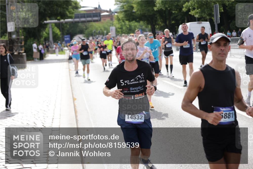 29.06.2025 - hella hamburg halbmarathon Jannik Wohlers http://msf.ph/oto/8159539 29.06.2025 10:18:22 Lombardsbrücke 1349, 1521, 2781, 2821, 3529, 3591, 3592, 4718, 4802, 5049, 5264, 5266, 5834, 5910, 6413, 7051, 7121, 7214, 8665, 8780, 9276, 9505, 9549, 10467, 10502, 10856, 11020, 12239, 12347, 12548, 12552, 12703, 12890, 14023, 14247, 14294, 14532, 14627, 14760, 14966, 14967, 15138, 15208, 15402, 15436, 15657, 15749, 15881, 16196, 17027, 17030, 17052, 17490, 17567, 18246, 18336, 18456, 19010 meine-sportfotos.de