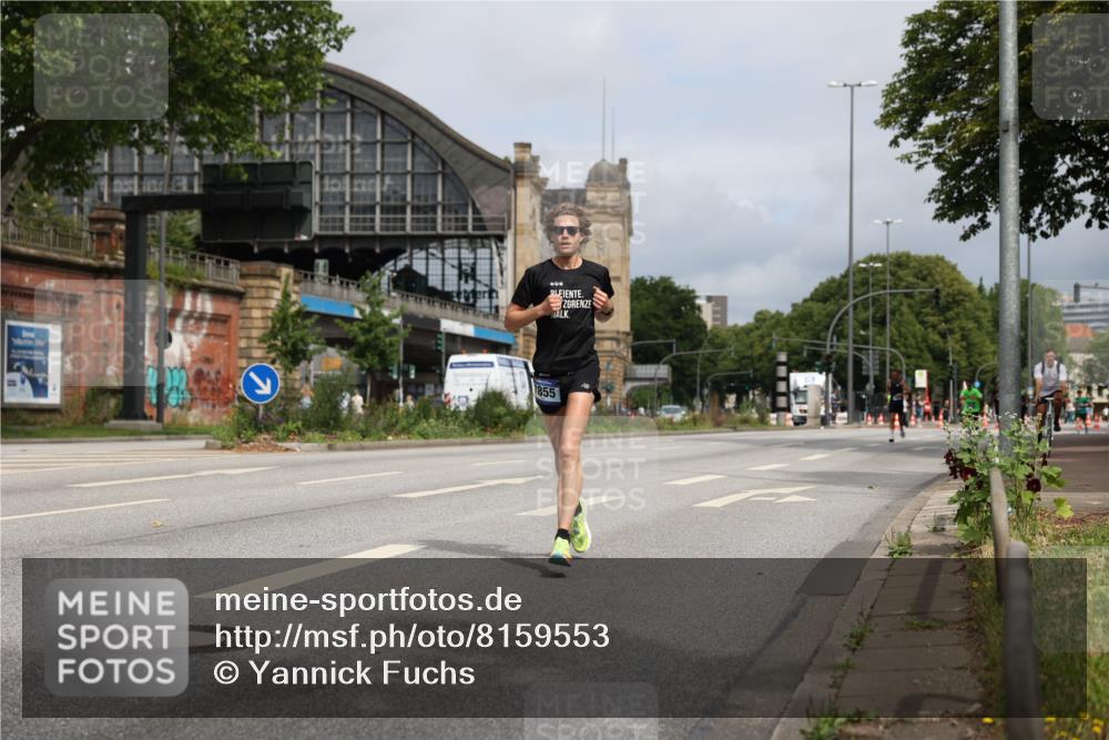 29.06.2025 - hella hamburg halbmarathon Yannick Fuchs http://msf.ph/oto/8159553 29.06.2025 10:19:50 20KM 1241, 2892, 5612, 7142, 7855, 11678, 13872, 14506, 16361, 17752, 18695, 18740 meine-sportfotos.de