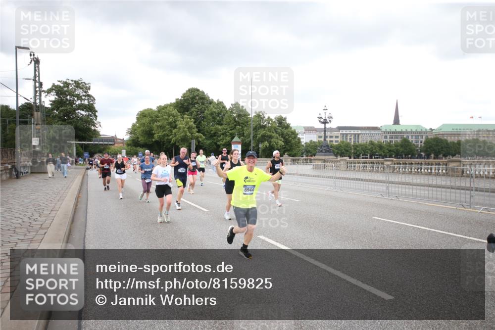 29.06.2025 - hella hamburg halbmarathon Jannik Wohlers http://msf.ph/oto/8159825 29.06.2025 10:54:47 Lombardsbrücke 1013, 2090, 2452, 3157, 3274, 3577, 4039, 4628, 5040, 6395, 6396, 6944, 7219, 7238, 7766, 8403, 8519, 10109, 10458, 10686, 11737, 11788, 11908, 12147, 12148, 13098, 13230, 13548, 14515, 14651, 15152, 15160, 15581, 15782, 15843, 16057, 16432, 16433, 16664, 16665, 17090, 19199 meine-sportfotos.de