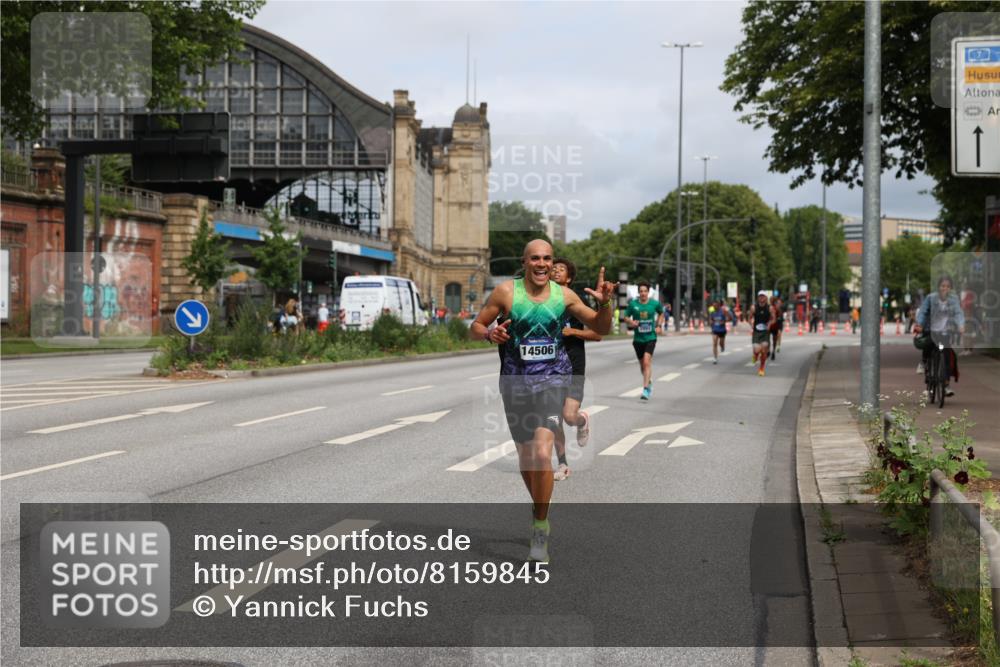 29.06.2025 - hella hamburg halbmarathon Yannick Fuchs http://msf.ph/oto/8159845 29.06.2025 10:20:03 20KM 1241, 2892, 5612, 7142, 13872, 14113, 14506, 16361, 16484, 17752, 18695, 18740 meine-sportfotos.de