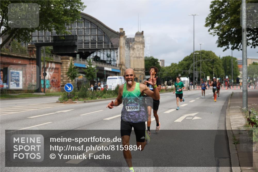 29.06.2025 - hella hamburg halbmarathon Yannick Fuchs http://msf.ph/oto/8159894 29.06.2025 10:20:03 20KM 1241, 2892, 5612, 7142, 13872, 14113, 14506, 16361, 16484, 17752, 18695, 18740 meine-sportfotos.de