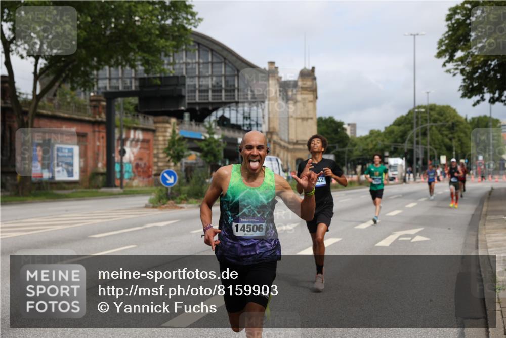 29.06.2025 - hella hamburg halbmarathon Yannick Fuchs http://msf.ph/oto/8159903 29.06.2025 10:20:03 20KM 1241, 2892, 5612, 7142, 13872, 14113, 14506, 16361, 16484, 17752, 18695, 18740 meine-sportfotos.de