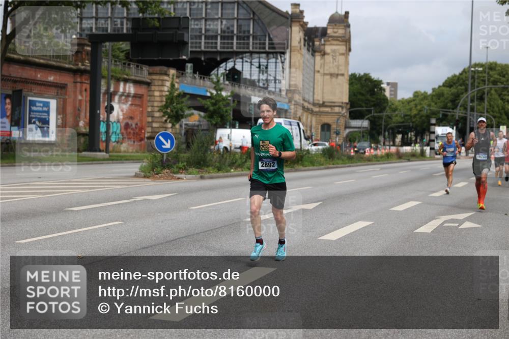 29.06.2025 - hella hamburg halbmarathon Yannick Fuchs http://msf.ph/oto/8160000 29.06.2025 10:20:06 20KM 1241, 2892, 7142, 10867, 11078, 13872, 14113, 14506, 14836, 16361, 16484, 17752, 18740 meine-sportfotos.de