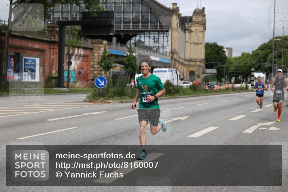 29.06.2025 - hella hamburg halbmarathon Yannick Fuchs http://msf.ph/oto/8160007 29.06.2025 10:20:06 20KM 1241, 2892, 7142, 10867, 11078, 13872, 14113, 14506, 14836, 16361, 16484, 17752, 18740 meine-sportfotos.de