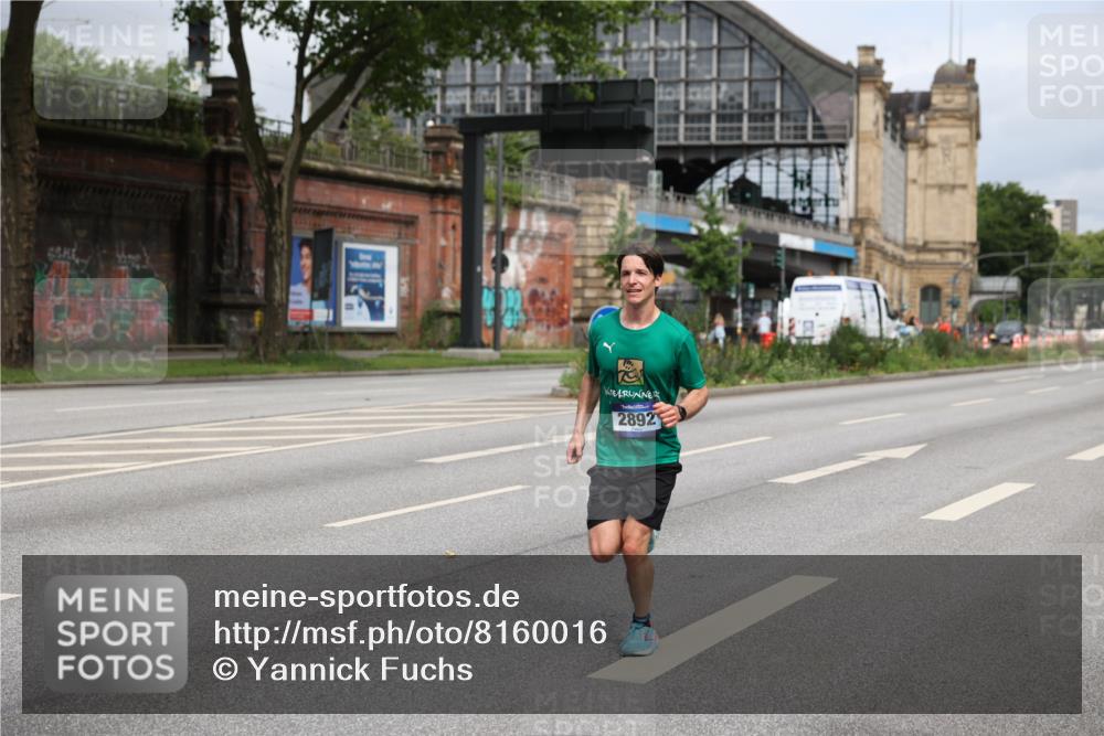 29.06.2025 - hella hamburg halbmarathon Yannick Fuchs http://msf.ph/oto/8160016 29.06.2025 10:20:06 20KM 1241, 2892, 7142, 10867, 11078, 13872, 14113, 14506, 14836, 16361, 16484, 17752, 18740 meine-sportfotos.de
