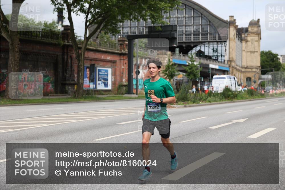 29.06.2025 - hella hamburg halbmarathon Yannick Fuchs http://msf.ph/oto/8160024 29.06.2025 10:20:07 20KM 1241, 2892, 7142, 10867, 11078, 13872, 14113, 14506, 14836, 16361, 16484, 17752, 18740 meine-sportfotos.de