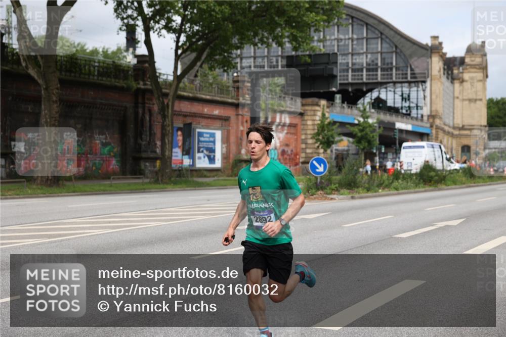 29.06.2025 - hella hamburg halbmarathon Yannick Fuchs http://msf.ph/oto/8160032 29.06.2025 10:20:07 20KM 1241, 2892, 7142, 10867, 11078, 13872, 14113, 14506, 14836, 16361, 16484, 17752, 18740 meine-sportfotos.de
