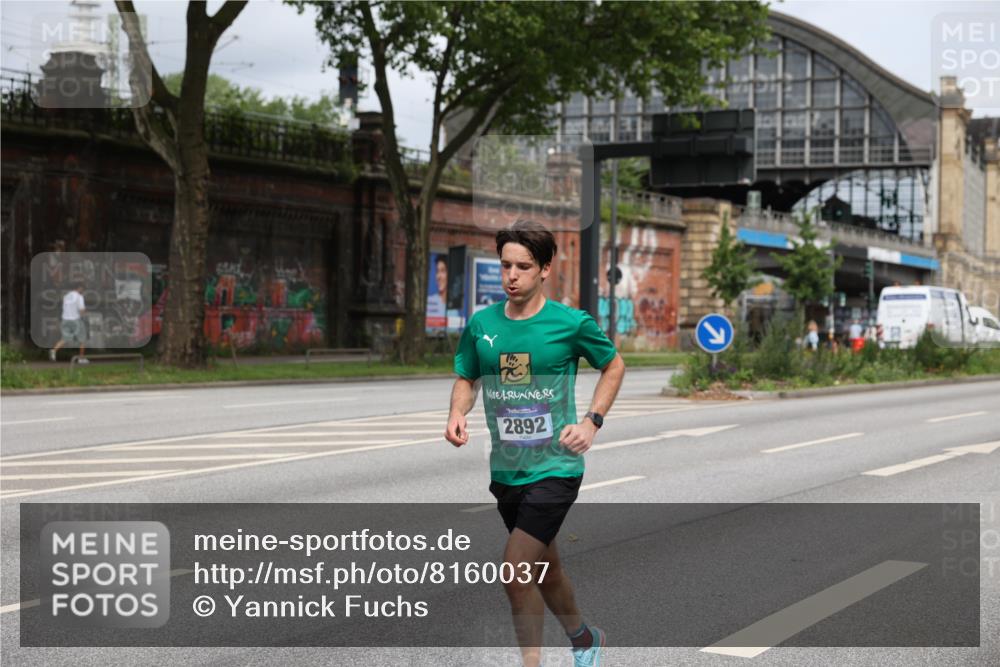 29.06.2025 - hella hamburg halbmarathon Yannick Fuchs http://msf.ph/oto/8160037 29.06.2025 10:20:07 20KM 1241, 2892, 7142, 10867, 11078, 13872, 14113, 14506, 14836, 16361, 16484, 17752, 18740 meine-sportfotos.de