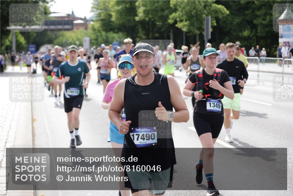29.06.2025 - hella hamburg halbmarathon Jannik Wohlers http://msf.ph/oto/8160046 29.06.2025 10:18:30 Lombardsbrücke 1349, 1521, 2096, 2781, 2821, 3026, 3105, 3118, 3591, 3592, 3631, 4718, 4845, 5049, 5264, 5266, 5323, 5834, 6194, 6413, 6736, 7051, 7121, 7214, 7252, 8780, 9270, 9272, 9549, 9756, 9757, 10037, 10467, 10816, 11743, 12239, 12347, 12890, 13204, 13464, 14236, 14294, 14353, 14532, 14966, 15402, 15657, 15881, 16196, 16925, 17027, 17030, 17052, 17166, 17238, 17294, 17386, 17490, 17510, 17548, 17567, 17571, 18002, 18217, 18336, 18456, 18519, 18568, 18591, 19010 meine-sportfotos.de