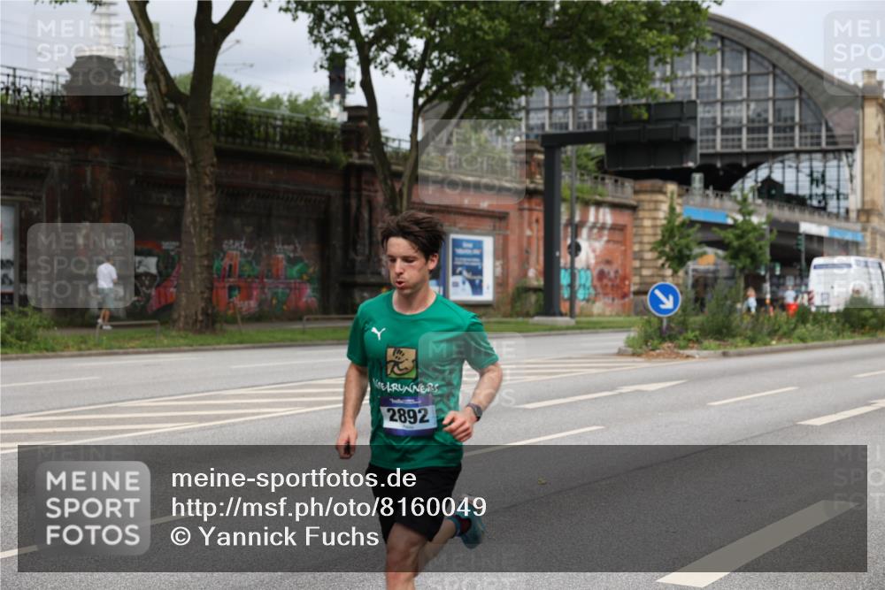 29.06.2025 - hella hamburg halbmarathon Yannick Fuchs http://msf.ph/oto/8160049 29.06.2025 10:20:07 20KM 1241, 2892, 7142, 10867, 11078, 13872, 14113, 14506, 14836, 16361, 16484, 17752, 18740 meine-sportfotos.de