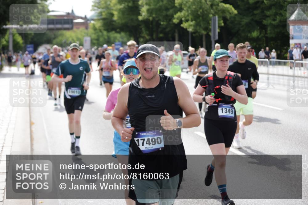 29.06.2025 - hella hamburg halbmarathon Jannik Wohlers http://msf.ph/oto/8160063 29.06.2025 10:18:30 Lombardsbrücke 1349, 1521, 2096, 2781, 2821, 3026, 3105, 3118, 3591, 3592, 3631, 4718, 4845, 5049, 5264, 5266, 5323, 5834, 6194, 6413, 6736, 7051, 7121, 7214, 7252, 8780, 9270, 9272, 9549, 9756, 9757, 10037, 10467, 10816, 11743, 12239, 12347, 12890, 13204, 13464, 14236, 14294, 14353, 14532, 14966, 15402, 15657, 15881, 16196, 16925, 17027, 17030, 17052, 17166, 17238, 17294, 17386, 17490, 17510, 17548, 17567, 17571, 18002, 18217, 18336, 18456, 18519, 18568, 18591, 19010 meine-sportfotos.de