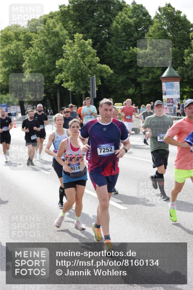 29.06.2025 - hella hamburg halbmarathon Jannik Wohlers http://msf.ph/oto/8160134 29.06.2025 10:18:33 Lombardsbrücke 1349, 1521, 2096, 2781, 2802, 2821, 3026, 3105, 3118, 3591, 3592, 3631, 4718, 4845, 5264, 5266, 5323, 5834, 6194, 6249, 6413, 6736, 7051, 7121, 7252, 8780, 9270, 9272, 9549, 9756, 9757, 10037, 10467, 10816, 11602, 11743, 12239, 12347, 12890, 13204, 13464, 14236, 14294, 14353, 14532, 14966, 15657, 15881, 16168, 16196, 16925, 17027, 17030, 17052, 17166, 17238, 17294, 17386, 17490, 17510, 17548, 17571, 17736, 17737, 18002, 18217, 18519, 18568, 18591, 19010 meine-sportfotos.de