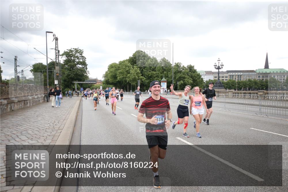 29.06.2025 - hella hamburg halbmarathon Jannik Wohlers http://msf.ph/oto/8160224 29.06.2025 10:54:52 Lombardsbrücke 1013, 2090, 2452, 3115, 3157, 3274, 3577, 4039, 4628, 5040, 5483, 6395, 6396, 6944, 7219, 7238, 7680, 7766, 8403, 8519, 10458, 10885, 11109, 11737, 12147, 12148, 13098, 13230, 13548, 14515, 14651, 14727, 15152, 15160, 15581, 15782, 15843, 16057, 16385, 16533, 17090, 19199 meine-sportfotos.de