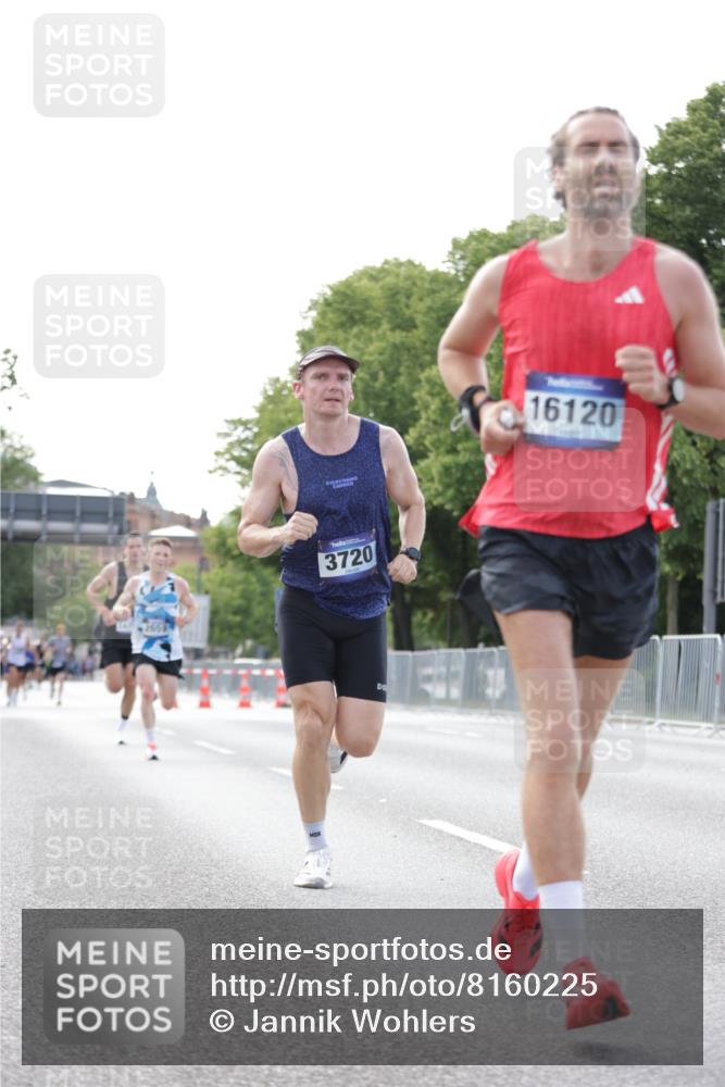 29.06.2025 - hella hamburg halbmarathon Jannik Wohlers http://msf.ph/oto/8160225 29.06.2025 09:39:34 Lombardsbrücke 53, 2144, 2659, 3720, 6380, 11678, 14717, 14933, 16120, 17402 meine-sportfotos.de