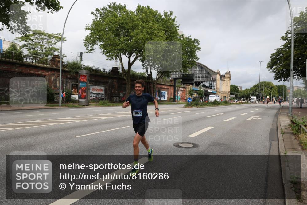 29.06.2025 - hella hamburg halbmarathon Yannick Fuchs http://msf.ph/oto/8160286 29.06.2025 10:20:14 20KM 1241, 1271, 10867, 11078, 13872, 13913, 14113, 14836, 15483, 16361, 16484, 17752, 18740 meine-sportfotos.de
