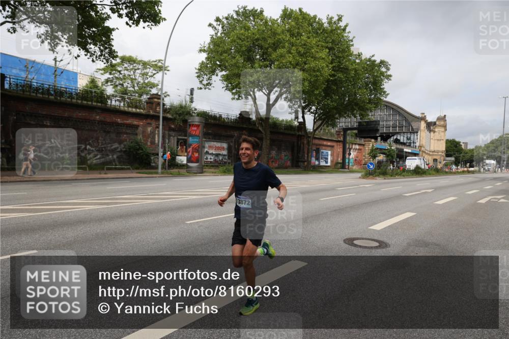 29.06.2025 - hella hamburg halbmarathon Yannick Fuchs http://msf.ph/oto/8160293 29.06.2025 10:20:15 20KM 1241, 1271, 10867, 11078, 13872, 13913, 14113, 14836, 15483, 16361, 16484, 17752 meine-sportfotos.de