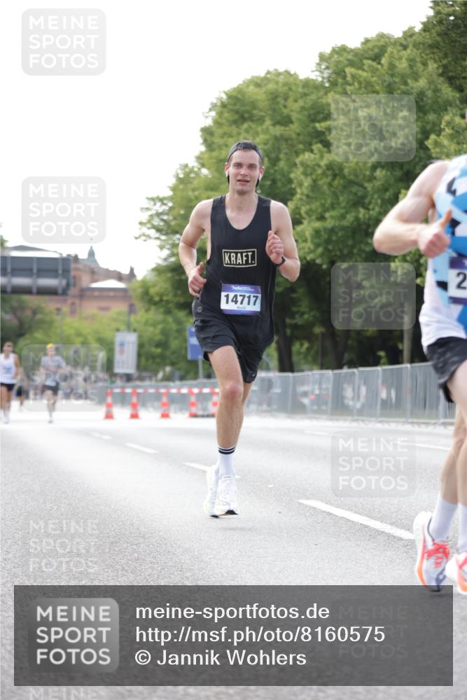 29.06.2025 - hella hamburg halbmarathon Jannik Wohlers http://msf.ph/oto/8160575 29.06.2025 09:39:37 Lombardsbrücke 53, 2144, 2659, 3720, 6380, 11678, 14717, 14933, 16120, 17402 meine-sportfotos.de