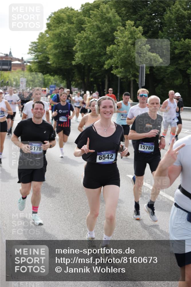 29.06.2025 - hella hamburg halbmarathon Jannik Wohlers http://msf.ph/oto/8160673 29.06.2025 10:18:53 Lombardsbrücke 1332, 1718, 1755, 2311, 2589, 2795, 2812, 2895, 4722, 5034, 5080, 5098, 5178, 5429, 6477, 6482, 6542, 7143, 8575, 8761, 8778, 9252, 9652, 10039, 10124, 10129, 10966, 11081, 11247, 12007, 12619, 12621, 12741, 13180, 13424, 13544, 13781, 13984, 14000, 14245, 14593, 15594, 15780, 15802, 15817, 16142, 16168, 16490, 16613, 16631, 16951, 16952, 17187, 17721, 17736, 17737, 18151 meine-sportfotos.de