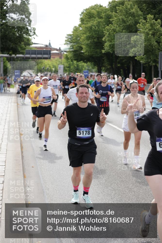 29.06.2025 - hella hamburg halbmarathon Jannik Wohlers http://msf.ph/oto/8160687 29.06.2025 10:18:54 Lombardsbrücke 1332, 1718, 1755, 2017, 2311, 2589, 2795, 2812, 2895, 4722, 5034, 5080, 5098, 5178, 5429, 6477, 6482, 6542, 7143, 8575, 8761, 8778, 9252, 9652, 9856, 10039, 10124, 10129, 10966, 11081, 11247, 12007, 12619, 12621, 12741, 13180, 13424, 13544, 13781, 13984, 14000, 14245, 14593, 15594, 15780, 15802, 15817, 16142, 16490, 16613, 16631, 16951, 16952, 17187, 17721, 17736, 17737, 18151, 18234, 18279 meine-sportfotos.de