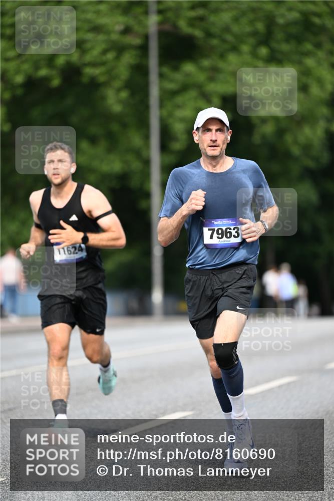 29.06.2025 - hella hamburg halbmarathon Dr. Thomas Lammeyer http://msf.ph/oto/8160690 29.06.2025 09:44:24 Kennedybrücke 2459, 4128, 7963, 9442, 10234 meine-sportfotos.de