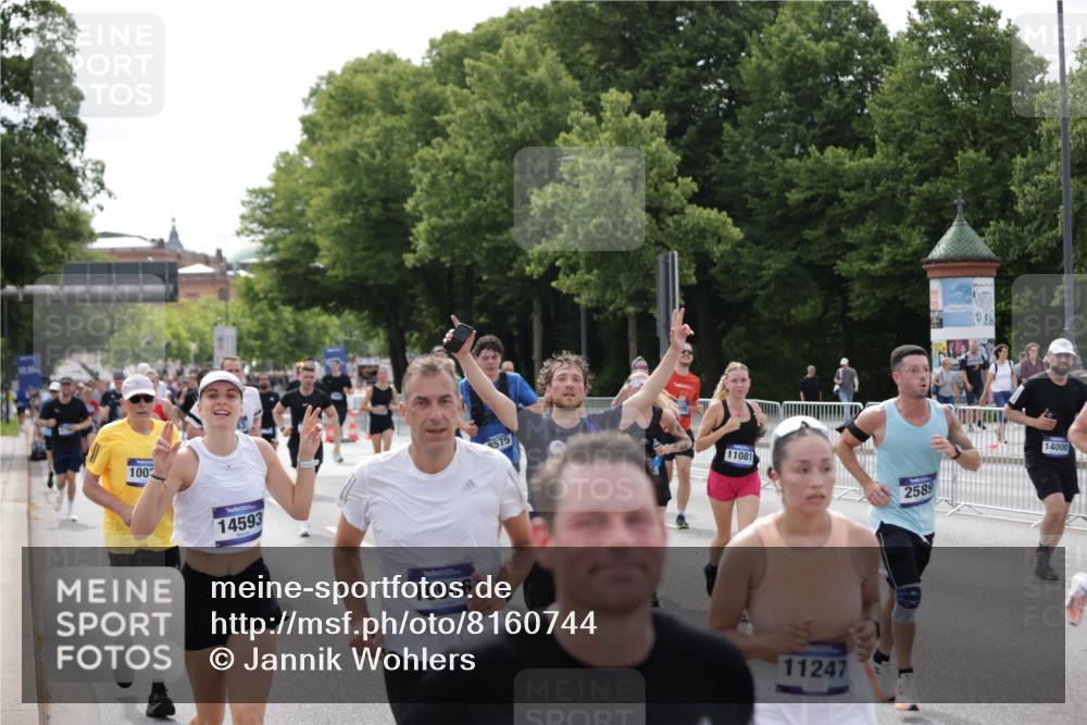 29.06.2025 - hella hamburg halbmarathon Jannik Wohlers http://msf.ph/oto/8160744 29.06.2025 10:18:55 Lombardsbrücke 1332, 1708, 1718, 1755, 2017, 2311, 2589, 2795, 2812, 2895, 4722, 5034, 5080, 5098, 5178, 5429, 5449, 6477, 6482, 6542, 7143, 8575, 8761, 8778, 9252, 9652, 9856, 10039, 10124, 10129, 10966, 11081, 11247, 12007, 12619, 12621, 12696, 12741, 13180, 13424, 13544, 13781, 13984, 14000, 14245, 14593, 15594, 15780, 15802, 15817, 16142, 16490, 16613, 16631, 16951, 16952, 17187, 17721, 18053, 18151, 18234, 18279 meine-sportfotos.de