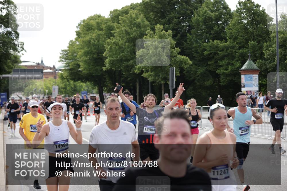 29.06.2025 - hella hamburg halbmarathon Jannik Wohlers http://msf.ph/oto/8160768 29.06.2025 10:18:55 Lombardsbrücke 1332, 1708, 1718, 1755, 2017, 2311, 2589, 2795, 2812, 2895, 4722, 5034, 5080, 5098, 5178, 5429, 5449, 6477, 6482, 6542, 7143, 8575, 8761, 8778, 9252, 9652, 9856, 10039, 10124, 10129, 10966, 11081, 11247, 12007, 12619, 12621, 12696, 12741, 13180, 13424, 13544, 13781, 13984, 14000, 14245, 14593, 15594, 15780, 15802, 15817, 16142, 16490, 16613, 16631, 16951, 16952, 17187, 17721, 18053, 18151, 18234, 18279 meine-sportfotos.de