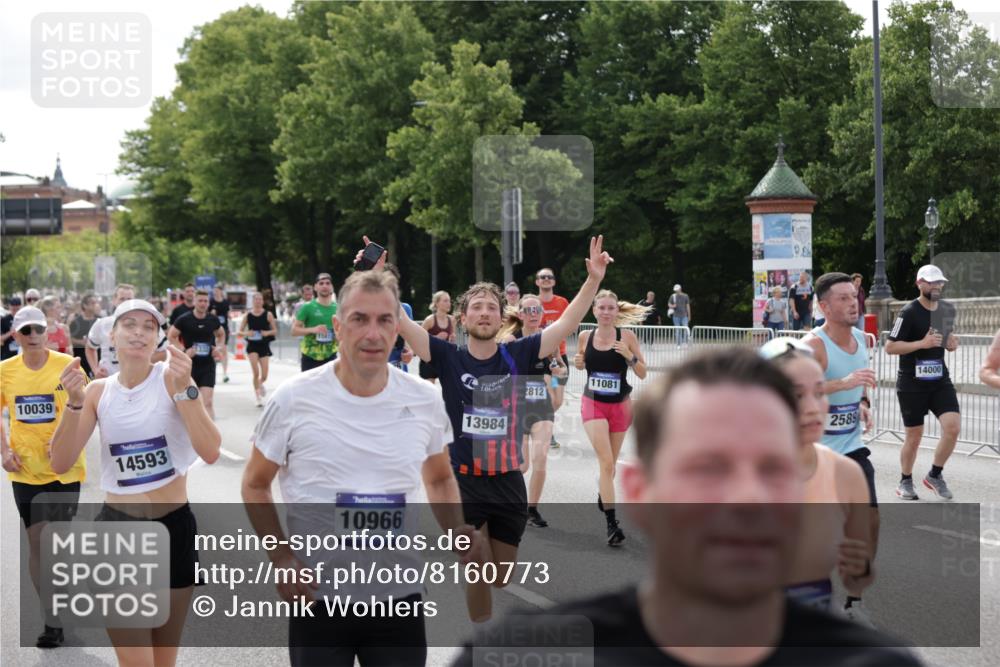 29.06.2025 - hella hamburg halbmarathon Jannik Wohlers http://msf.ph/oto/8160773 29.06.2025 10:18:56 Lombardsbrücke 1332, 1708, 1755, 2017, 2311, 2589, 2795, 2812, 2895, 4722, 5034, 5080, 5098, 5178, 5429, 5449, 6477, 6482, 6542, 7143, 8537, 8575, 8761, 8778, 9252, 9652, 9856, 10039, 10124, 10129, 10966, 11081, 11247, 12007, 12619, 12621, 12696, 12741, 13180, 13424, 13544, 13781, 13984, 14000, 14245, 14593, 15594, 15780, 15802, 15817, 16142, 16490, 16613, 16631, 16951, 16952, 17187, 17721, 18053, 18151, 18234, 18279 meine-sportfotos.de