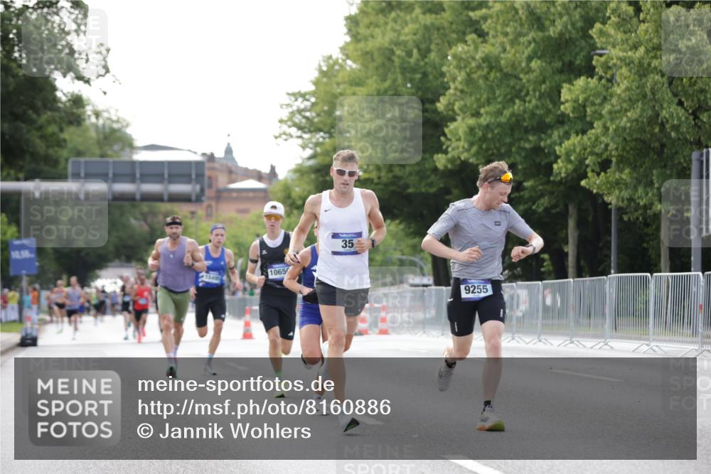 29.06.2025 - hella hamburg halbmarathon Jannik Wohlers http://msf.ph/oto/8160886 29.06.2025 09:39:45 Lombardsbrücke 35, 52, 53, 2144, 2659, 3720, 9255, 10650, 14717, 15495, 16120, 19075 meine-sportfotos.de
