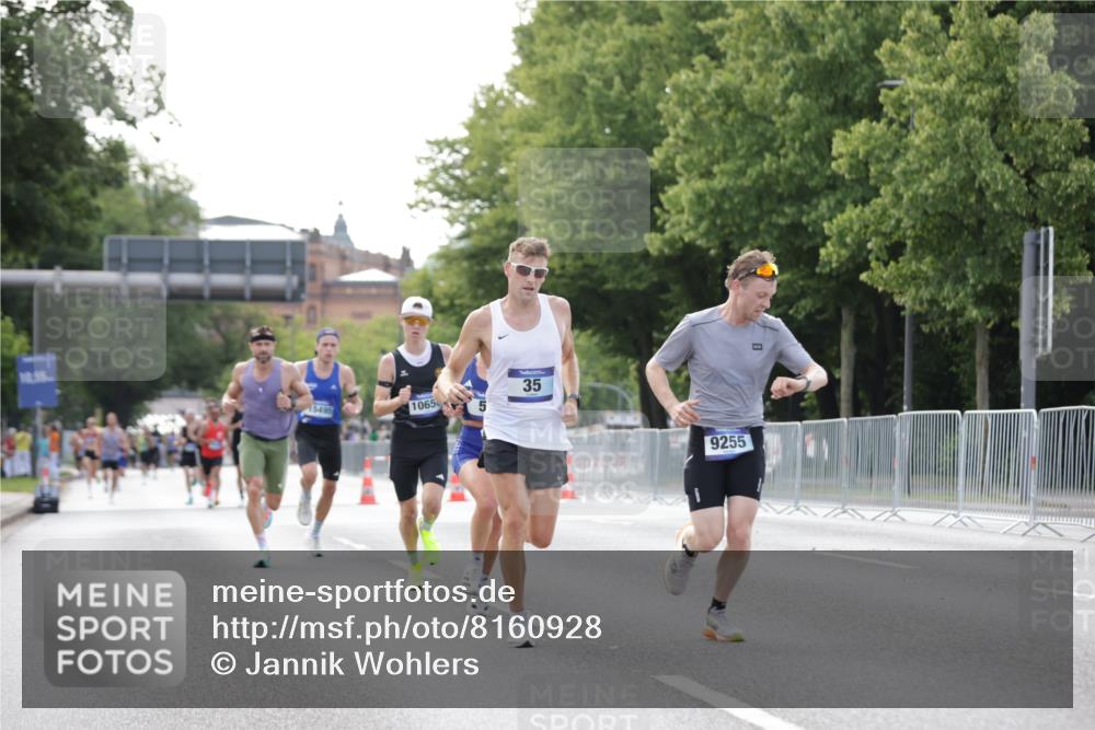 29.06.2025 - hella hamburg halbmarathon Jannik Wohlers http://msf.ph/oto/8160928 29.06.2025 09:39:45 Lombardsbrücke 35, 52, 53, 2144, 2659, 3720, 9255, 10650, 14717, 15495, 16120, 19075 meine-sportfotos.de