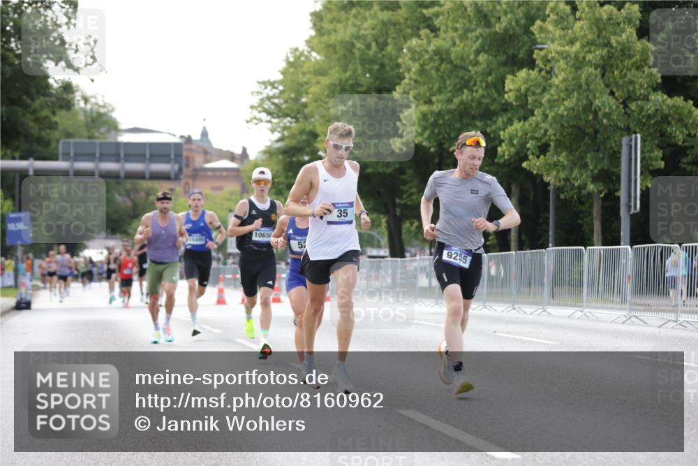 29.06.2025 - hella hamburg halbmarathon Jannik Wohlers http://msf.ph/oto/8160962 29.06.2025 09:39:45 Lombardsbrücke 35, 52, 53, 2144, 2659, 3720, 9255, 10650, 14717, 15495, 16120, 19075 meine-sportfotos.de