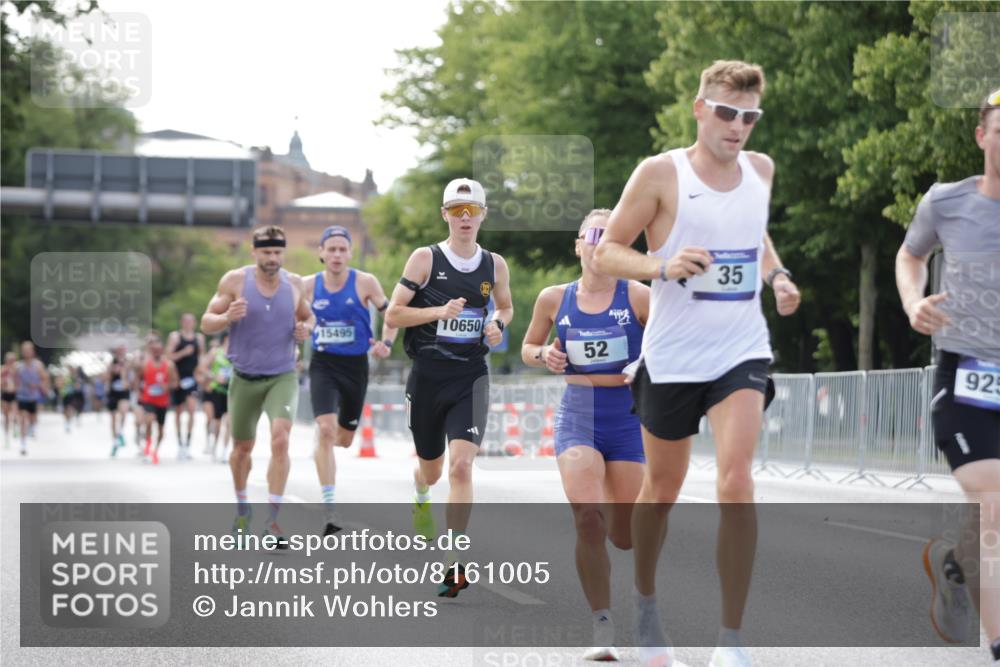 29.06.2025 - hella hamburg halbmarathon Jannik Wohlers http://msf.ph/oto/8161005 29.06.2025 09:39:46 Lombardsbrücke 35, 52, 53, 2144, 2659, 3720, 9255, 10650, 14717, 15495, 16120, 19075 meine-sportfotos.de