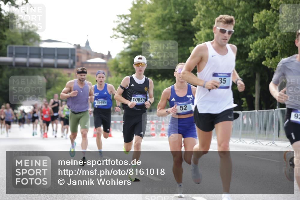 29.06.2025 - hella hamburg halbmarathon Jannik Wohlers http://msf.ph/oto/8161018 29.06.2025 09:39:46 Lombardsbrücke 35, 52, 53, 2144, 2659, 3720, 9255, 10650, 14717, 15495, 16120, 19075 meine-sportfotos.de