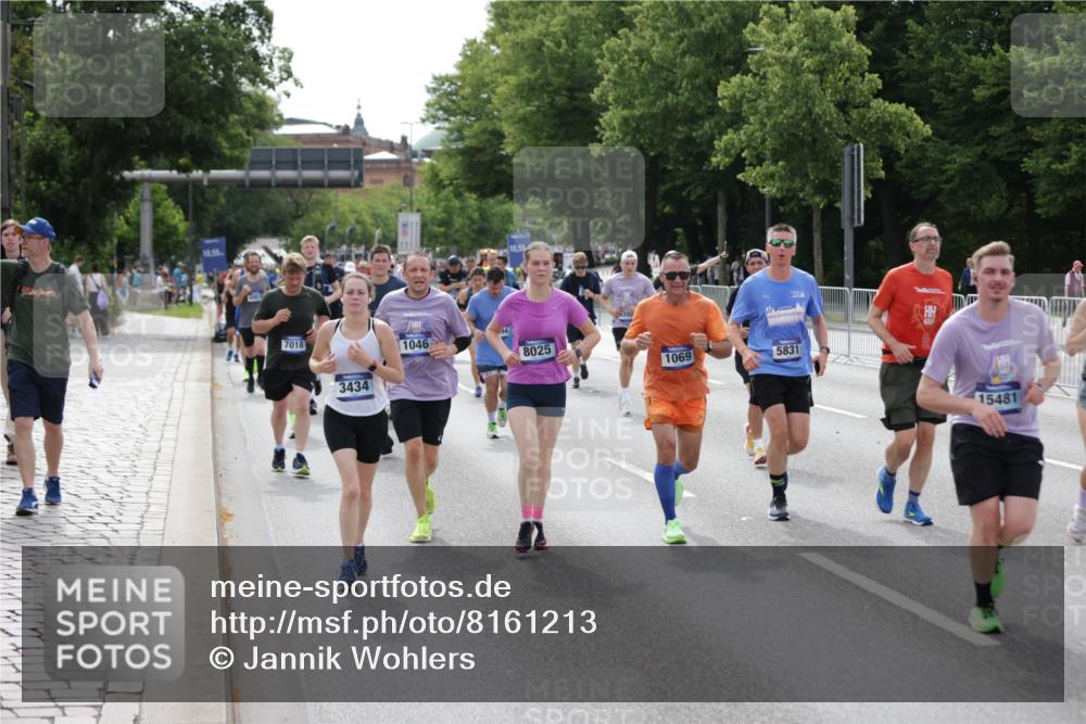 29.06.2025 - hella hamburg halbmarathon Jannik Wohlers http://msf.ph/oto/8161213 29.06.2025 10:19:56 Lombardsbrücke 1046, 1069, 1474, 2478, 3434, 3842, 4154, 4585, 4614, 4739, 5556, 5659, 5811, 5812, 5831, 5937, 6951, 7018, 7101, 7131, 7739, 7744, 8025, 8462, 8588, 9136, 9722, 9735, 9873, 10041, 10414, 10595, 10613, 10647, 10754, 11603, 11835, 12056, 12977, 13013, 14014, 14564, 14894, 15180, 15481, 15619, 16991, 17671, 18114 meine-sportfotos.de