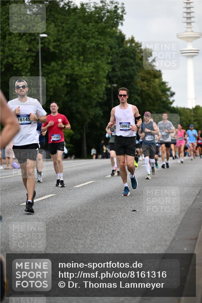 29.06.2025 - hella hamburg halbmarathon Dr. Thomas Lammeyer http://msf.ph/oto/8161316 29.06.2025 10:08:38 Kennedybrücke 1316, 1367, 1377, 1674, 2011, 2463, 2698, 3413, 3488, 4146, 4904, 5354, 5365, 5976, 6311, 6706, 6709, 8089, 8217, 10213, 10756, 10962 meine-sportfotos.de