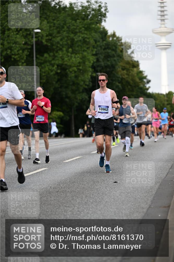 29.06.2025 - hella hamburg halbmarathon Dr. Thomas Lammeyer http://msf.ph/oto/8161370 29.06.2025 10:08:39 Kennedybrücke 1316, 1367, 1377, 1674, 2011, 2463, 2698, 3413, 4146, 4904, 5354, 5365, 5976, 6311, 6706, 6709, 8089, 8217, 10213, 10756, 10962 meine-sportfotos.de